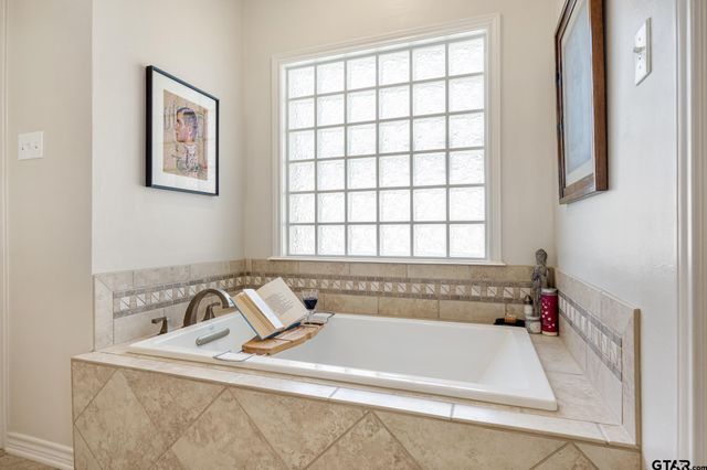 1413 Holly Creek Dr, Tyler, TX 75703