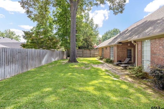 1413 Holly Creek Dr, Tyler, TX 75703