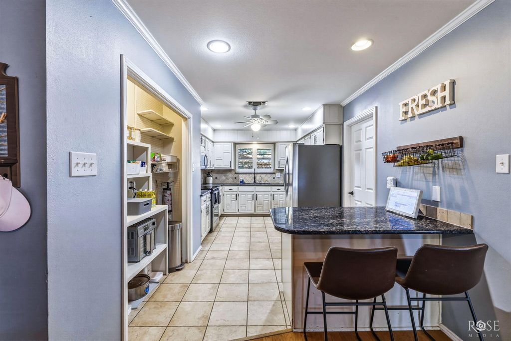 Image 11 of property listing at 3325 Grandview Drive, San Angelo, TX 76904