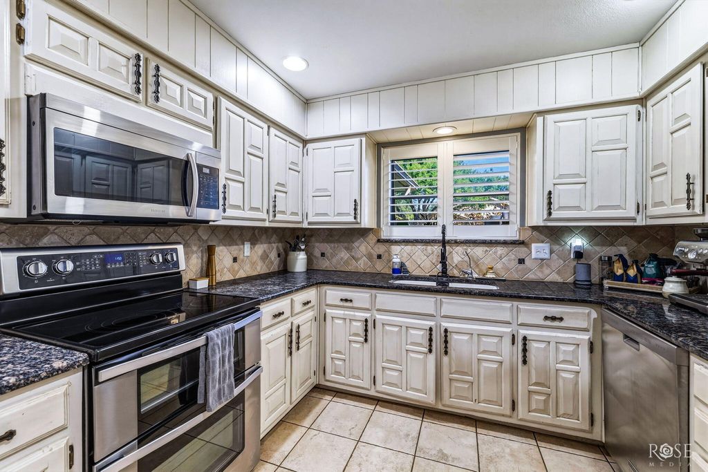 Image 12 of property listing at 3325 Grandview Drive, San Angelo, TX 76904