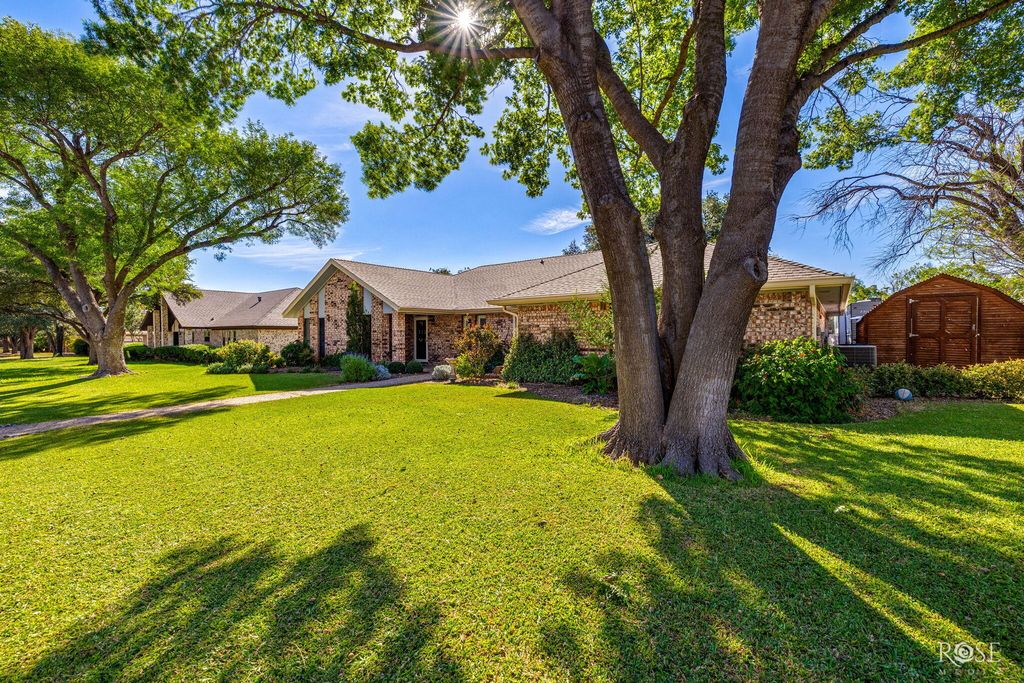 Image 3 of property listing at 3325 Grandview Drive, San Angelo, TX 76904