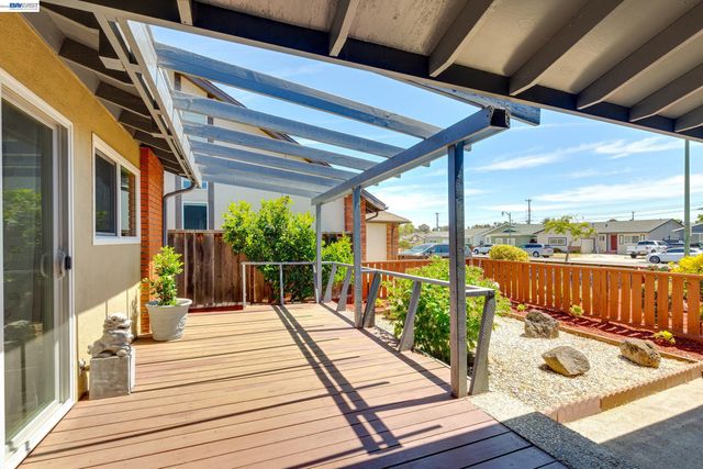 1017 Island Dr, Alameda, CA 94502