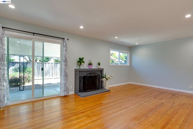 1017 Island Dr, Alameda, CA 94502