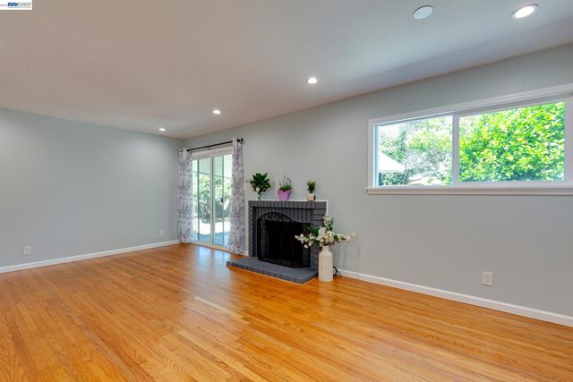 1017 Island Dr, Alameda, CA 94502