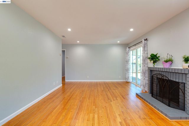 1017 Island Dr, Alameda, CA 94502