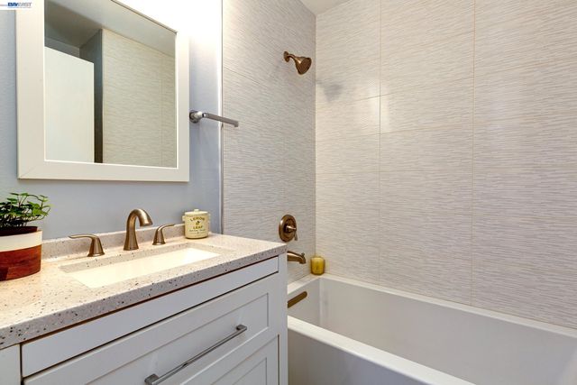1017 Island Dr, Alameda, CA 94502