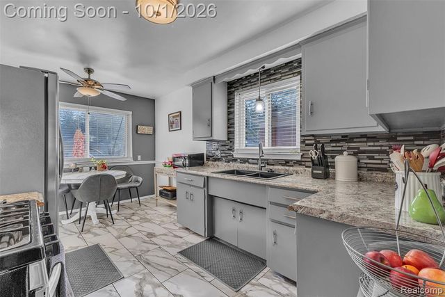 24804 Ridgecroft Avenue, Eastpointe, MI 48021