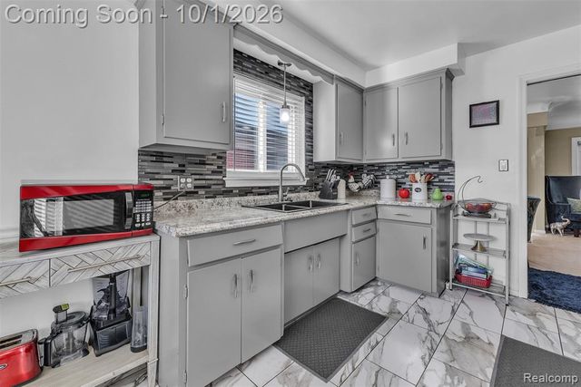 24804 Ridgecroft Avenue, Eastpointe, MI 48021