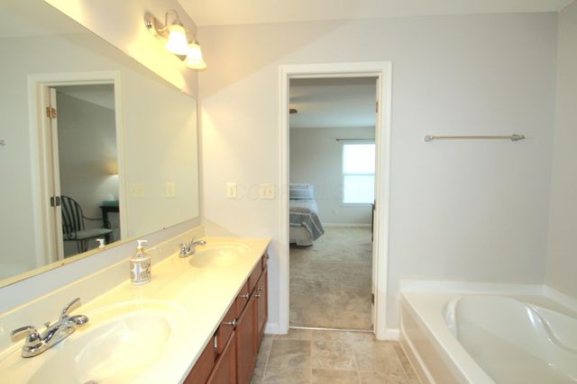 4879 Shallowford Loop, Grove City, OH 43123