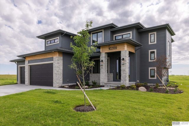 10209 S 214th Street, Gretna, NE 68028