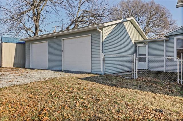 2203 Walnut Street, Higginsville, MO 64037
