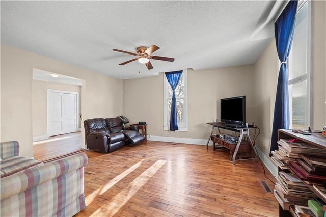 2203 Walnut Street, Higginsville, MO 64037