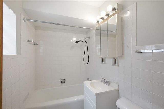 6206 W 64th Place 102, Chicago, IL 60638