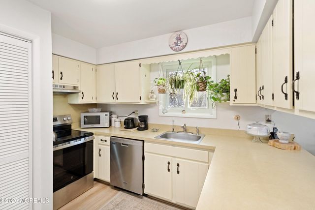 160 Glendale Drive, Freehold, NJ 07728