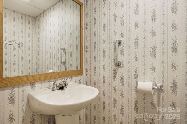 111 S Valley View Drive, Mars Hill, NC 28754