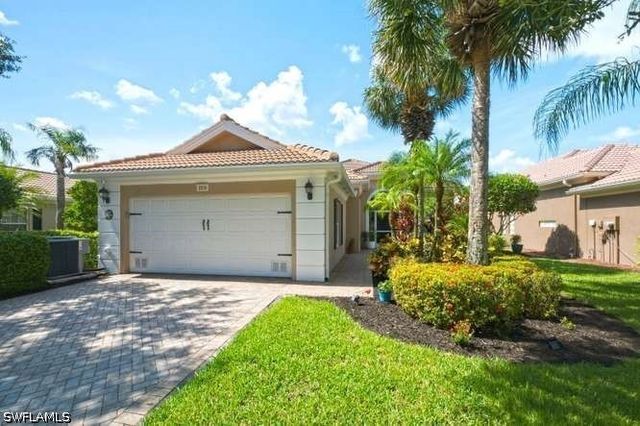 2314 Heydon CIR W, Naples, FL 34120