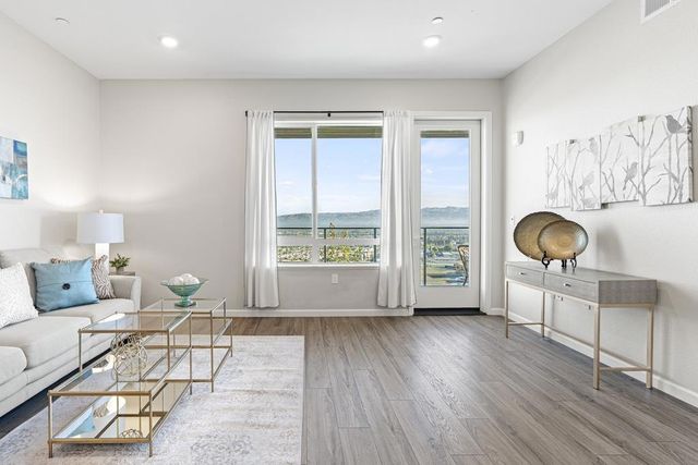 382 Llano De Los Robles Avenue 7, San Jose, CA 95136