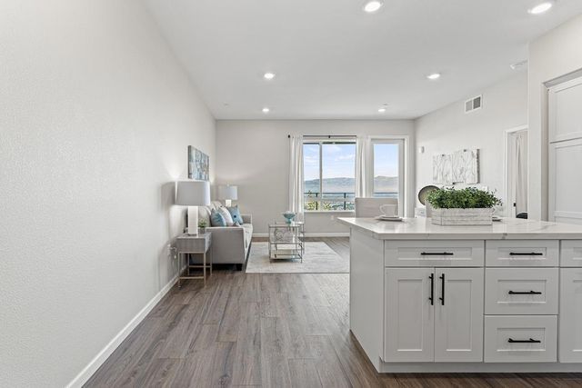 382 Llano De Los Robles Avenue 7, San Jose, CA 95136