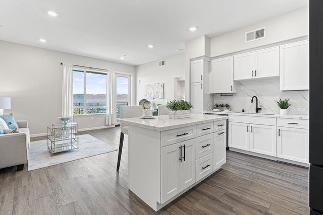 382 Llano De Los Robles Avenue 7, San Jose, CA 95136