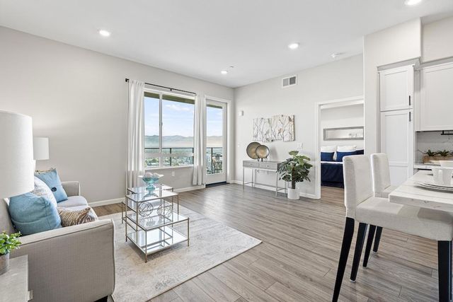 382 Llano De Los Robles Avenue 7, San Jose, CA 95136