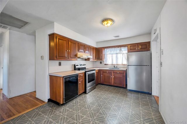 960 Linden Avenue, Westbury, NY 11590