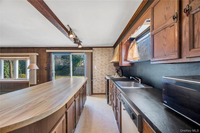 960 Linden Avenue, Westbury, NY 11590