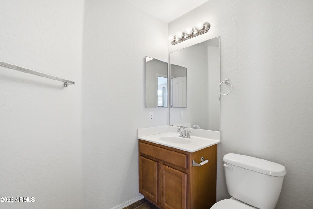Image 10 of property listing at 2250 E DEER VALLEY Road 10, Phoenix, AZ 85024