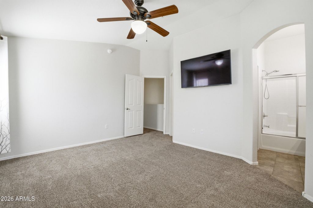 Image 11 of property listing at 2250 E DEER VALLEY Road 10, Phoenix, AZ 85024