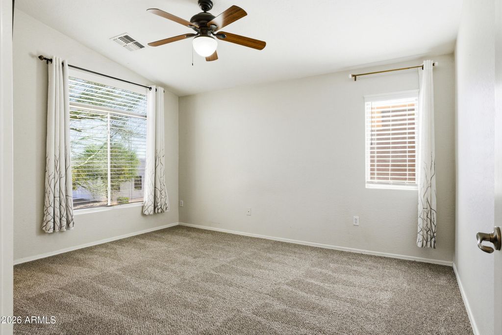 Image 12 of property listing at 2250 E DEER VALLEY Road 10, Phoenix, AZ 85024