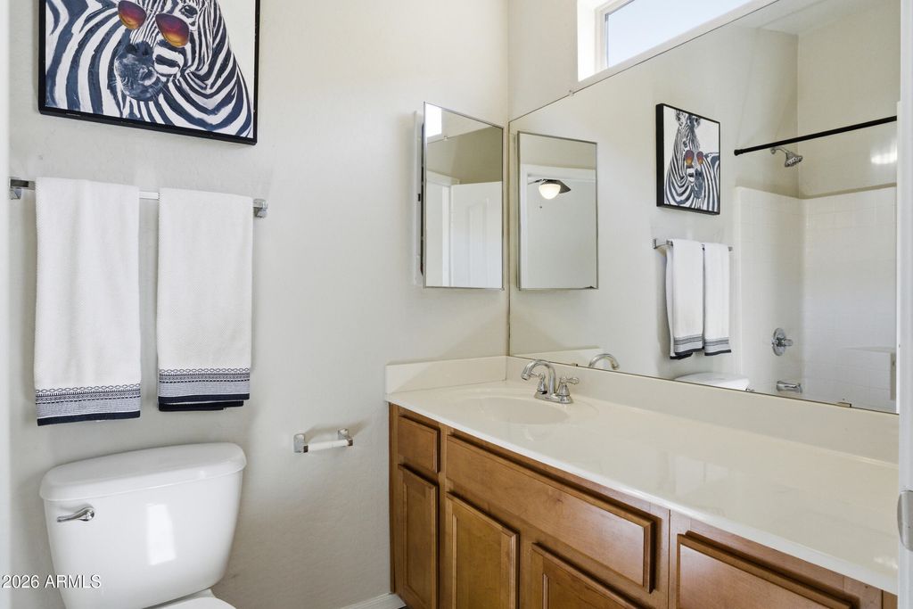 Image 18 of property listing at 2250 E DEER VALLEY Road 10, Phoenix, AZ 85024