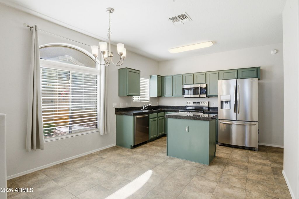 Image 2 of property listing at 2250 E DEER VALLEY Road 10, Phoenix, AZ 85024