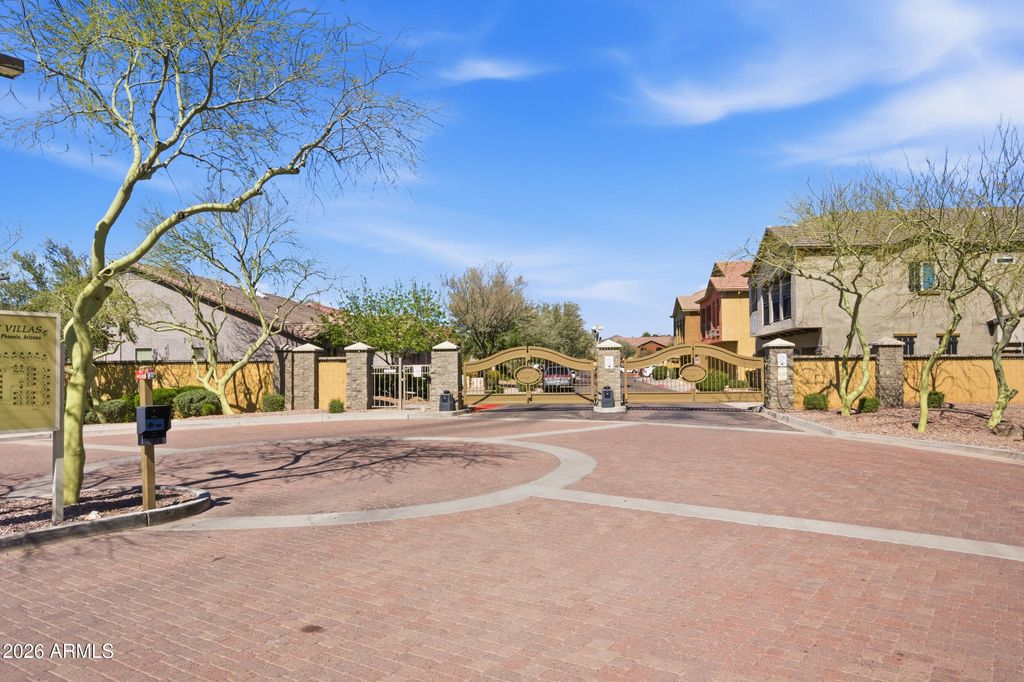 Image 27 of property listing at 2250 E DEER VALLEY Road 10, Phoenix, AZ 85024