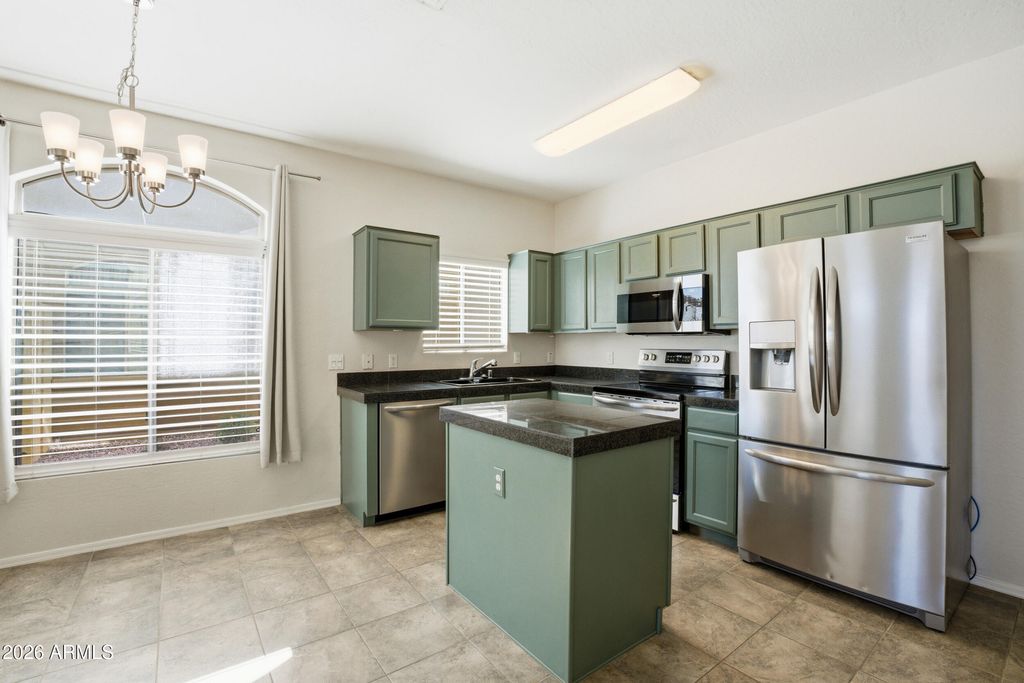 Image 3 of property listing at 2250 E DEER VALLEY Road 10, Phoenix, AZ 85024