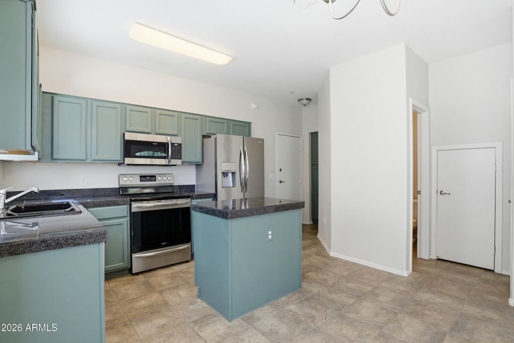 Image 5 of property listing at 2250 E DEER VALLEY Road 10, Phoenix, AZ 85024