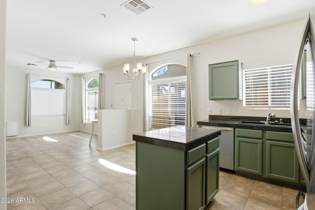 Image 6 of property listing at 2250 E DEER VALLEY Road 10, Phoenix, AZ 85024