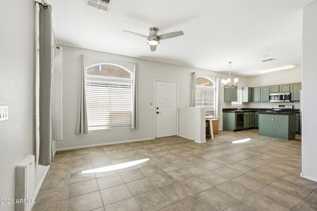 Image 7 of property listing at 2250 E DEER VALLEY Road 10, Phoenix, AZ 85024
