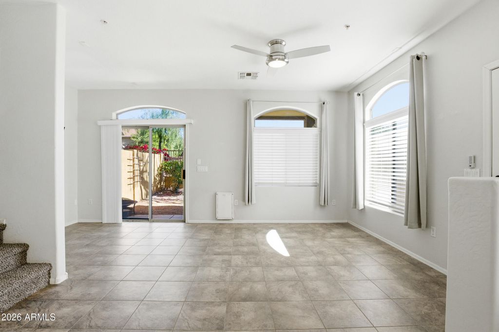 Image 8 of property listing at 2250 E DEER VALLEY Road 10, Phoenix, AZ 85024