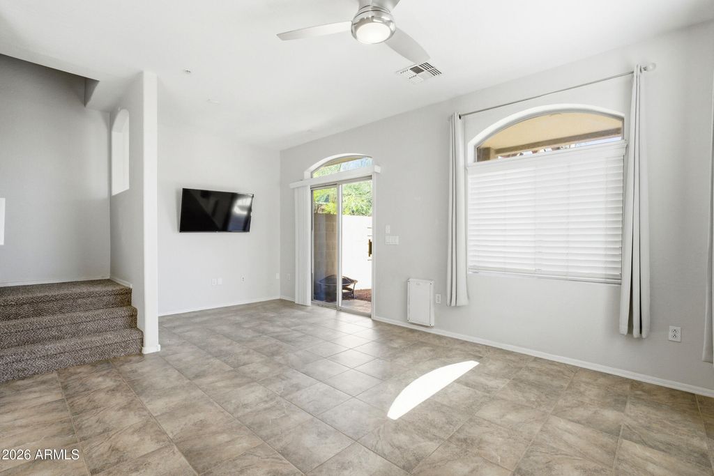 Image 9 of property listing at 2250 E DEER VALLEY Road 10, Phoenix, AZ 85024