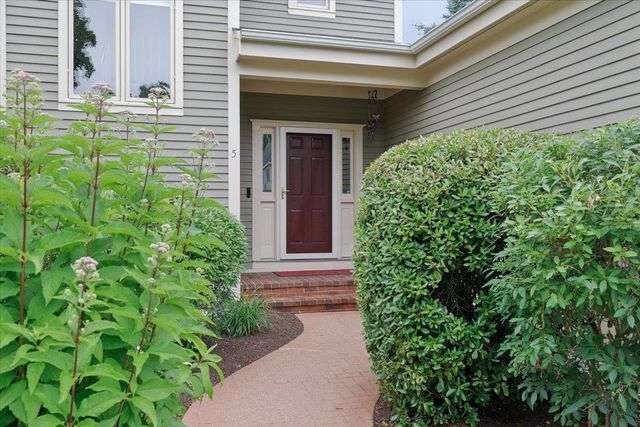 5 Pebble Beach Drive, Bedford, NH 03110