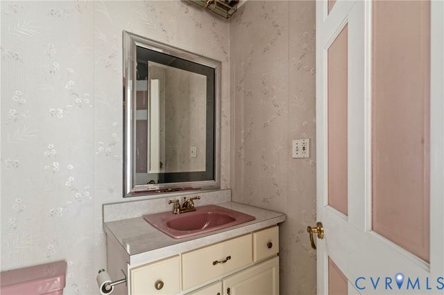 353 Farmers Dell Ln, Deltaville, VA 23043