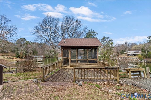 353 Farmers Dell Ln, Deltaville, VA 23043