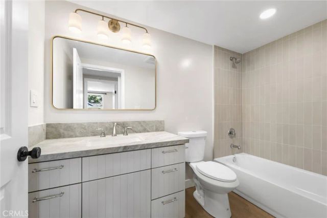 3020 E 3rd 16, Long Beach, CA 90814