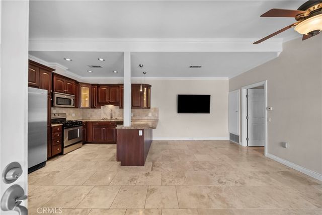 19157 Avenue Of The Oaks A, Newhall, CA 91321