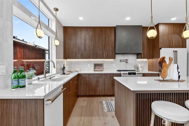 4531 Corliss Avenue N, Seattle, WA 98103