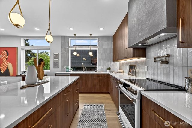 4531 Corliss Avenue N, Seattle, WA 98103