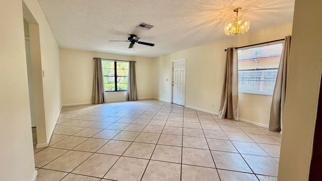 9121 E Highland Pines Drive, Palm Beach Gardens, FL 33418