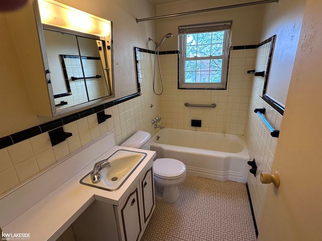 22995 Gary Lane, St Clair Shores, MI 48080