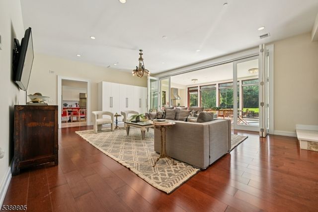 882 S Orange Ave, Millburn Twp., NJ 07078