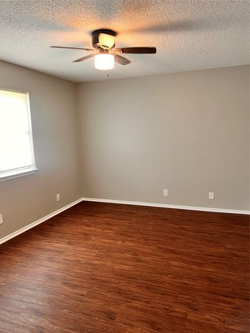 301 12th ST B, Pflugerville, TX 78660