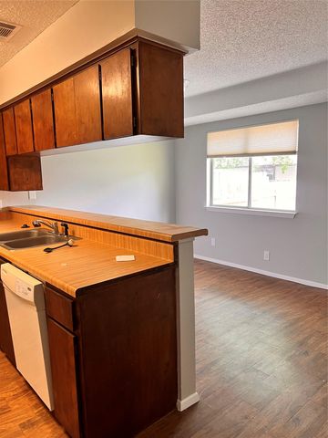301 12th ST B, Pflugerville, TX 78660